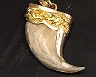 18kt gold around a claw of ?