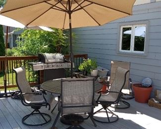 Nice patio set with umbrella. 