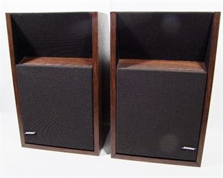 2557   Pr. of 1984 Bose 201 Series II Bookshelf Speakers. Faux Walnut, Removable covers, 9 ¼” X 14 ¼” X 7 ¾” Cond: Minor wear from use, Orig. labels removed.