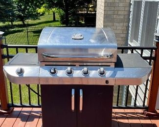 CharBroil Stainless Commercial Series Grill in Good Condition. 4 Burners plus Side Burner