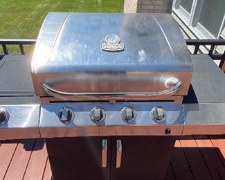 CharBroil Stainless Commercial Series Grill in Good Condition. 4 Burners plus Side Burner