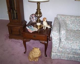 QUEEN ANNE-STYLE LAMP TABLE, DOG & CAT FIGURES