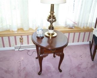 QUEEN ANNE-STYLE LAMP TABLE & BRASS LAMP