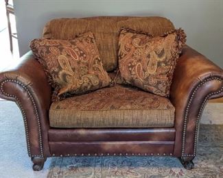 King Hickory Leather Accented Armchair. This item matches the previous lots. There are some light wear/scratches, but in overall great condition. Measures 55” wide, 42” deep, 18” high to the seat and 35” high to the chair back