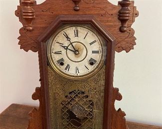 BUY IT NOW $125 VTG Wood carved mantle clock, it works!