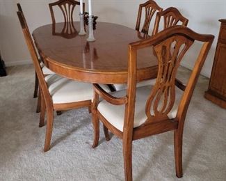 Fabulous Drexel dining room table with leaves & 6 chairs