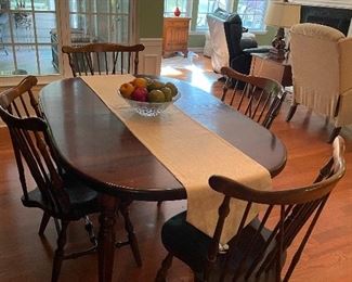 Ethan Allen table with 3 leaf extensions and 6 chairs 