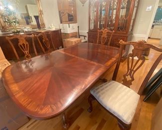Beautiful dining room table with leaves, pads and chairs 
