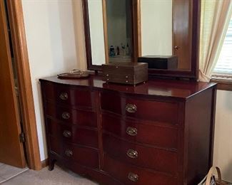 DFI Furniture - Cannonball - Solid Maple - Queen size bed (like new mattress); matching dresser with mirror and chest of drawers