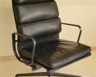 AUTHENTIC HERMAN MILLER/EAMES EXECUTIVE CHAIR