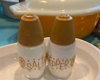 Vintage Harvest Gold Salt and Pepper Shakers