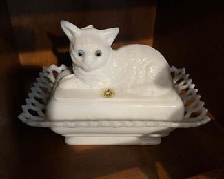 $68~ANTIQUE WESTMORELAND MILK GLASS CAT WITH BLUE EYES ON  A LACY NEST DISH WITH ORIGINAL STICKER 