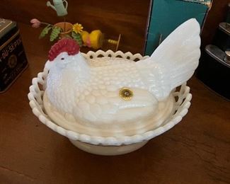 $58~ ANTIQUE WESTMORELAND MILK GLASS HEN ON A NEST WITH RED COMB AND LACY WITH STICKER