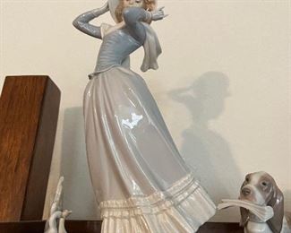 $200~ LLADRO 4936 "SPRING BREEZE" WOMAN WITH HAT AND SCARF