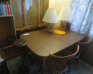Dining room table with 4 chairs and two leaf inserts