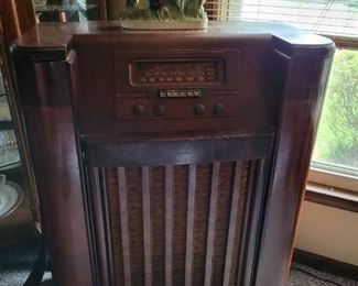  Vintage Philco  radio/phonograph