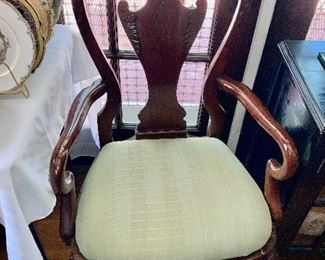 LOT 58  Mahogany Dining table and 8 QA Chairs     1000