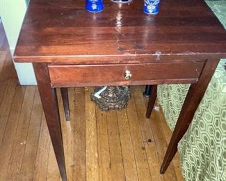 Lot 591 Shaker style Lamp table w drawer   100