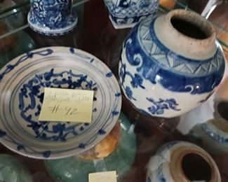 lot 92 ...2 pieces blue white plate and small vase   10