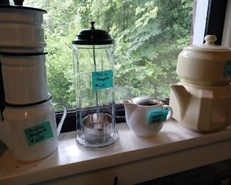 Lots 635a  Group Lot straw dispenser and teapot in middle   10 lot 2