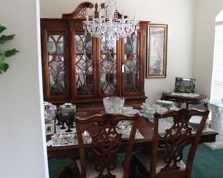 BERKSHIRE MANOR by AICO (AMINI INNOVATION CORP) DINING ROOM TABLE WITH 4 STRAIGHT CHAIRS AND 2 ARM CHAIRS AND MATCHING CHINA CABINET