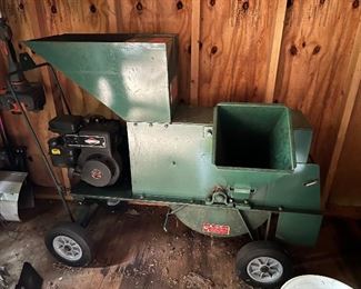 Briggs & Stratton 5HP gas engine wood chipper