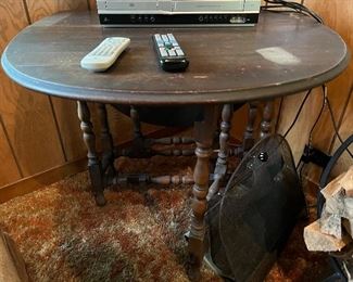 Gateleg drop leaf vintage table