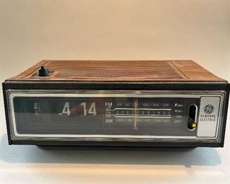 Vintage General Electric Alarm AM/FM Radio Flip Clock 7-4410C 