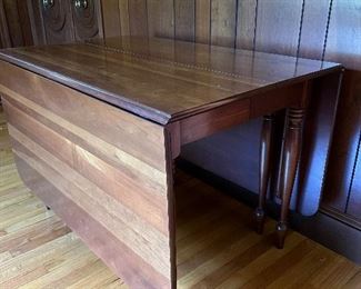 Drop leaf table