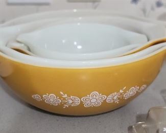 Pyrex Butterfly Gold nesting bowl set