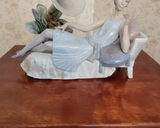 Llardo Porcelain 5176 Lady on Divan Sofa 10H X 11W
