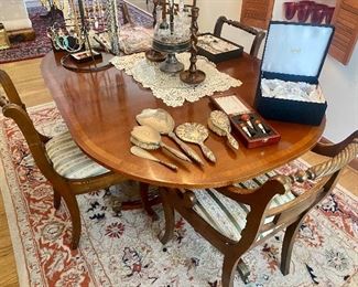 Vintage mahogany dining table with leaves and 6 chairs.