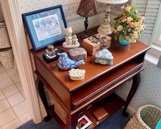 Pretty side table with curved legs.