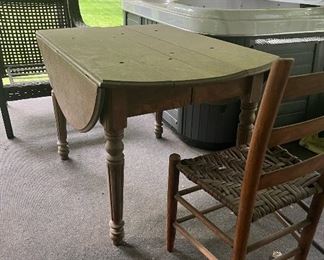 Drop leaf table