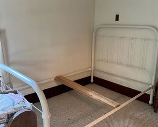 Metal bed