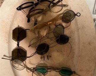 Assorted vintage spectacles