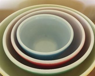 A complete set of nested Pyrex mixing bowls. 