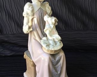 LLADRO Medieval Lady Embroidering Collectible Figurine 5126 Retired Glazed Finish