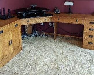 Stickley Mission Corner Office Desk. There are some light scratches/marks that can be seen in the photos.

The items on top of the desk are NOT included! The desk measures 68” x 94” wide from the left to right facing sides, 24” deep and 29” high. 