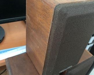 Vintage wood realistic shelf speakers (3) 
