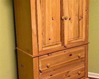 Broyhill Fontana Queen Bed Frame, Armoire and 2 Matching Nightstands, Table Lamps pr, Bedding