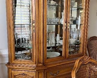 Thomasville Pageantry Dining Room: Oval Table w 2 Leaves, 6 Side Chairs, 2 Arm Chairs, Curio/Hutch