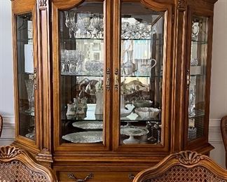 Thomasville Pageantry Dining Room: Oval Table w 2 Leaves, 6 Side Chairs, 2 Arm Chairs, Curio/Hutch