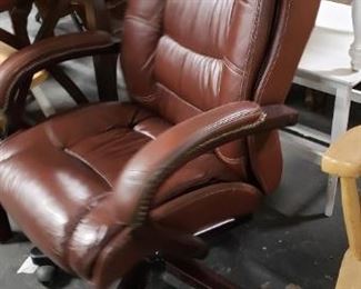 Vintage Dark Brown Vinyl/Pleather Executive Armchair Has some damage on the back corners & missing a wheel) $95