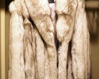 Anchorage Fur Factory Ladies Fox Fur Coat, Size Large