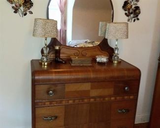 Lovely waterfall bedroom set in immaculate condition!