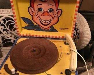 Howdy Doody record player from the 30s or 40s  Turntable spins fine.  Bring a 78 or 45 if you want to check it with my acknowledgment and assistance. 