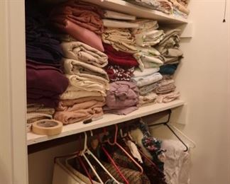 Sheets - Blankets - Tablecloths - Bedspreads