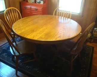 Round oak table with 4 oak chairs