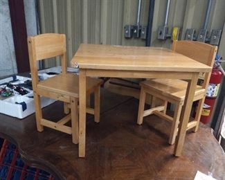 KID'S TABLE AND CHAIRS